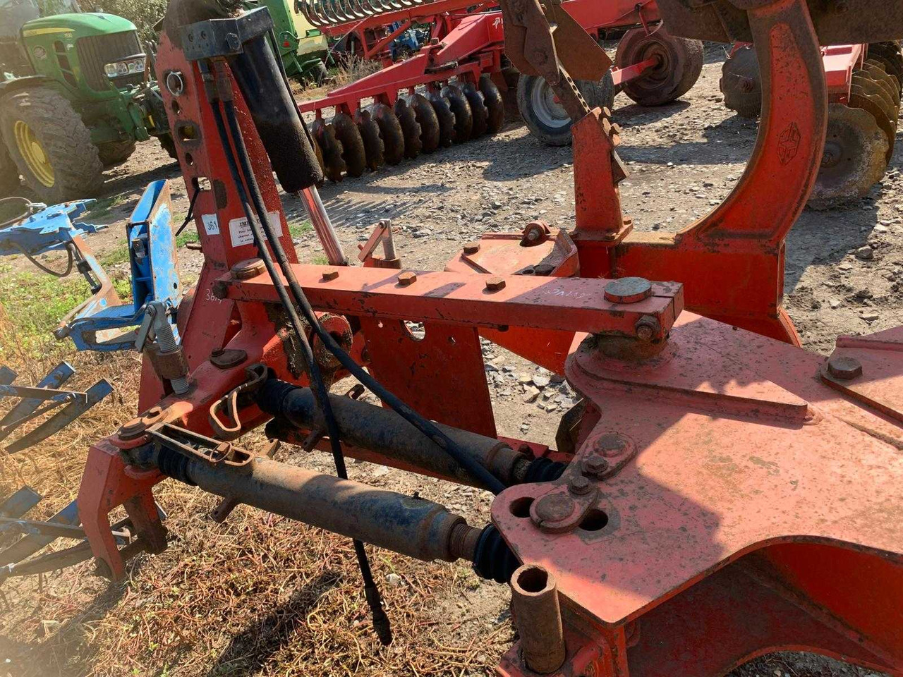 Gregoire Besson - מחרשה: תמונה 2 Gregoire Besson - מחרשה: תמונה 2