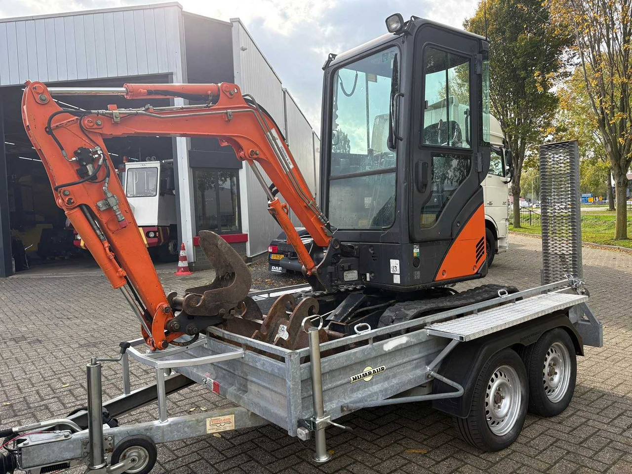 Hitachi ZX17U-2 - מיני מחפר: תמונה 2 Hitachi ZX17U-2 - מיני מחפר: תמונה 2
