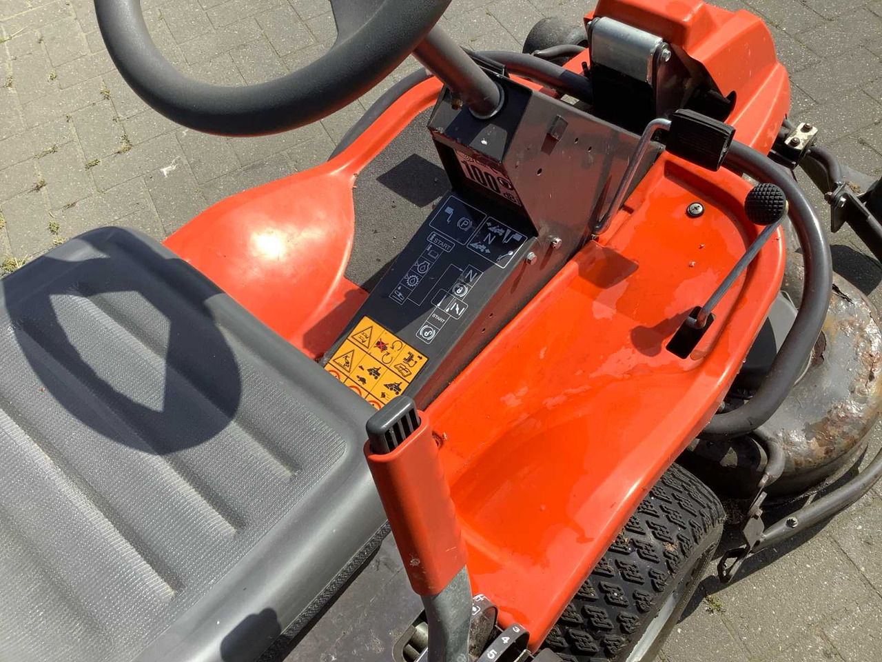 Husqvarna Rider 16 - מכסחת גינה: תמונה 5 Husqvarna Rider 16 - מכסחת גינה: תמונה 5