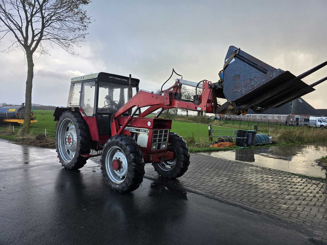 INTERNATIONAL 844-S ALL-WHEEL DRIVE FARM TRACTOR - טרקטור חקלאי: תמונה 2 INTERNATIONAL 844-S ALL-WHEEL DRIVE FARM TRACTOR - טרקטור חקלאי: תמונה 2