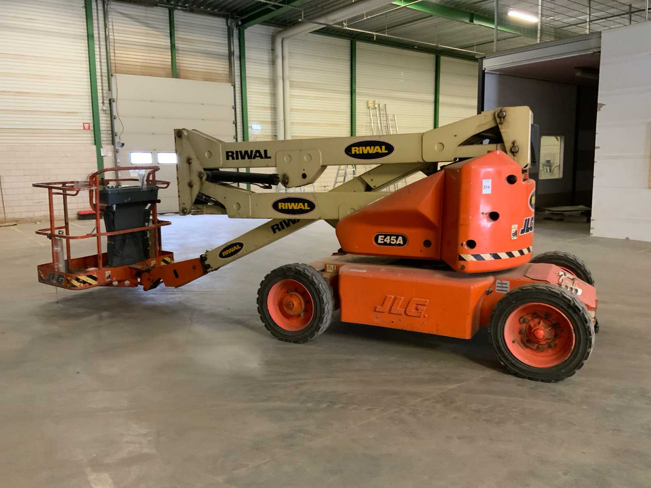 JLG E45A - פלטפורמה אווירית: תמונה 1 JLG E45A - פלטפורמה אווירית: תמונה 1