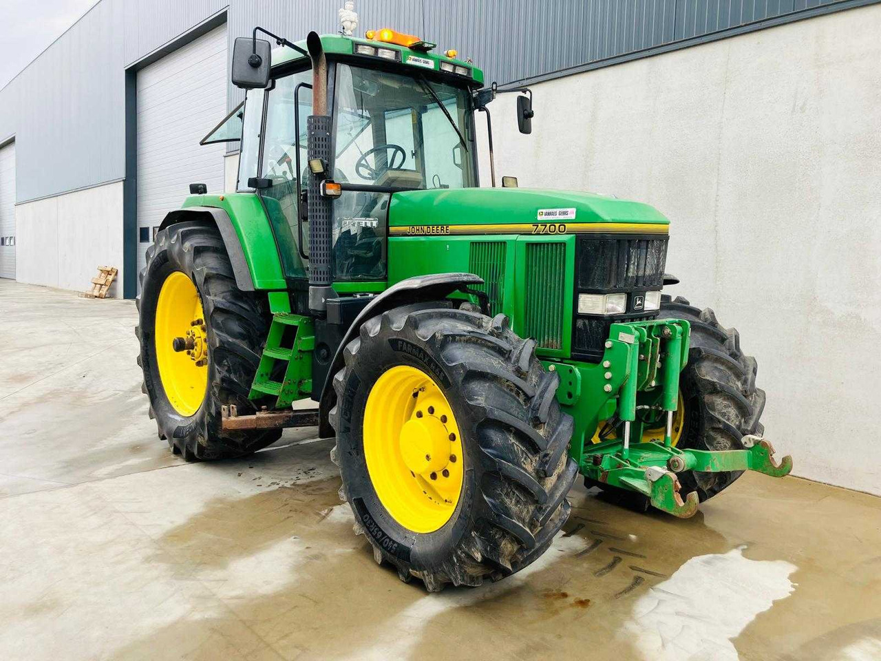 John Deere 7700 - טרקטור חקלאי: תמונה 1 John Deere 7700 - טרקטור חקלאי: תמונה 1