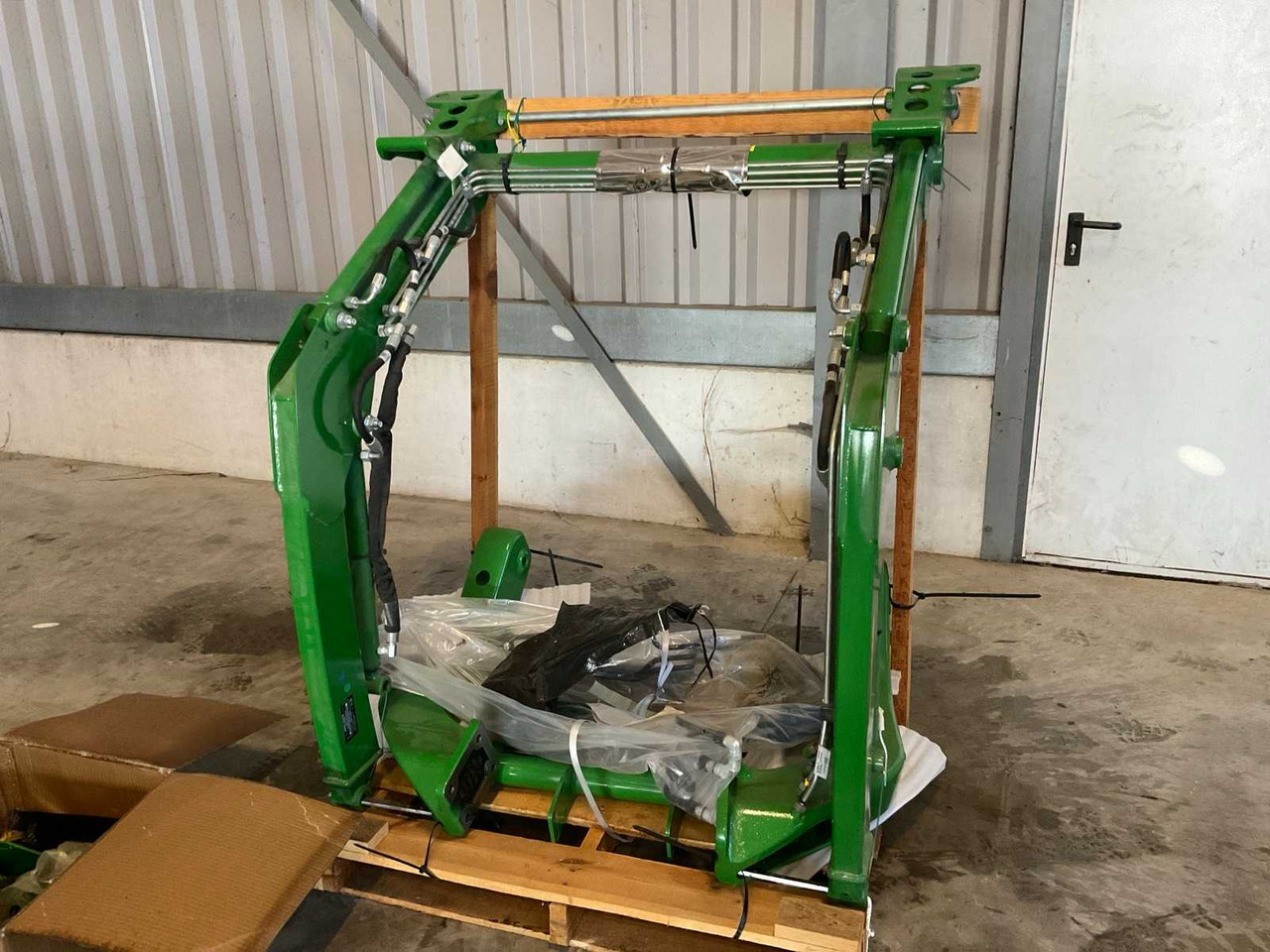 John Deere - מעמיס קדמי לטרקטור: תמונה 1 John Deere - מעמיס קדמי לטרקטור: תמונה 1