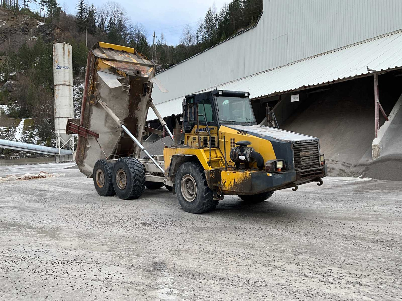 Komatsu HM300-2 - מסיר פסולת: תמונה 2 Komatsu HM300-2 - מסיר פסולת: תמונה 2