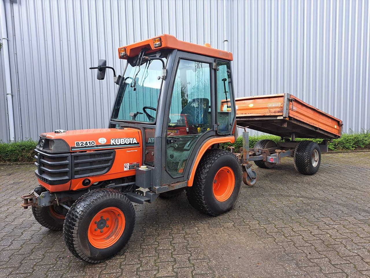 Kubota B2410 - טרקטור קומפקטי: תמונה 1 Kubota B2410 - טרקטור קומפקטי: תמונה 1