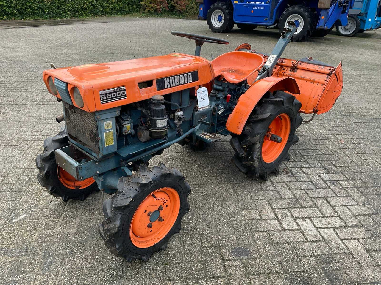 Kubota B6000 - טרקטור קומפקטי: תמונה 1 Kubota B6000 - טרקטור קומפקטי: תמונה 1