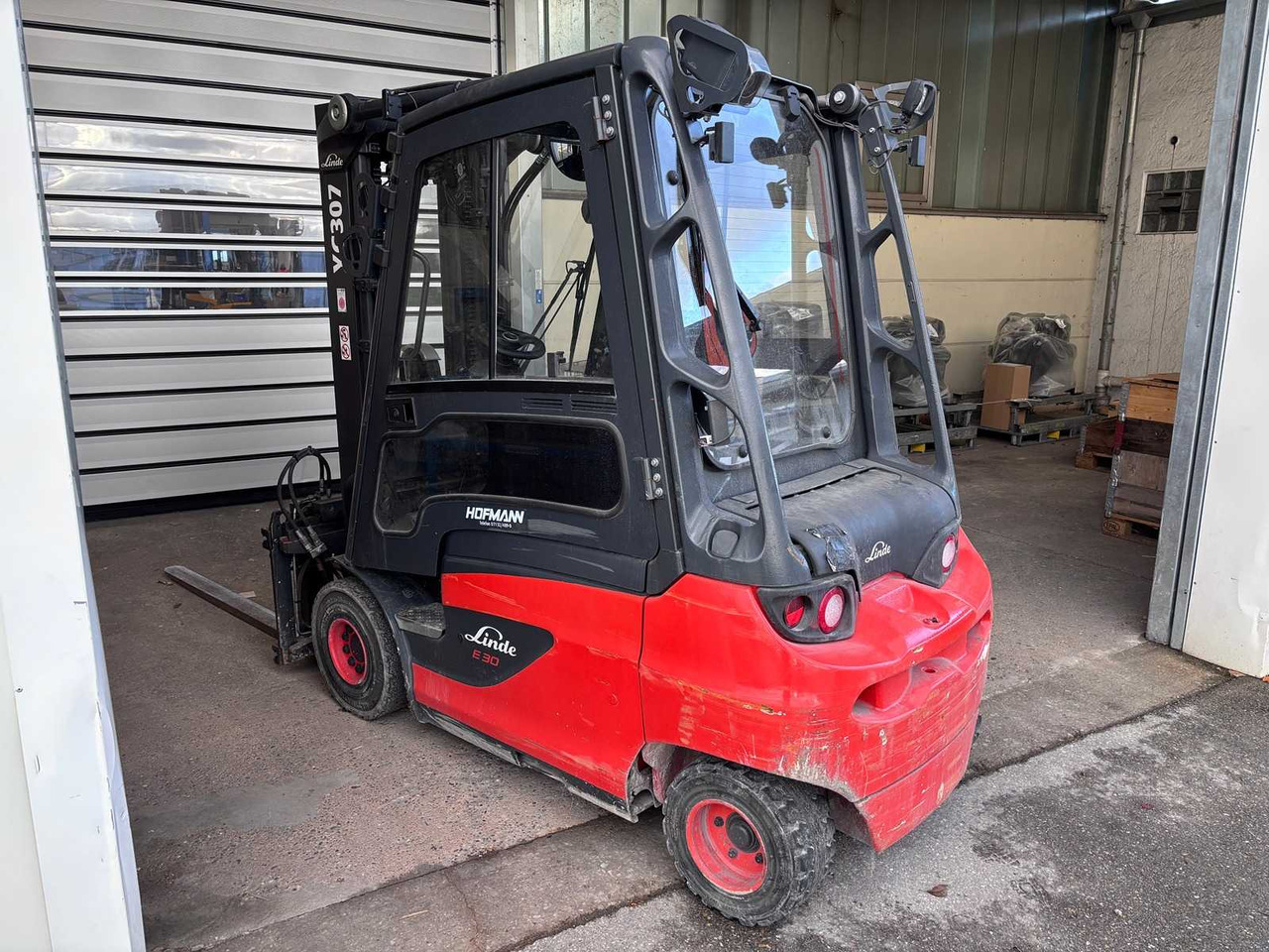 LINDE - E30-SERIES-387 - 2022 - ELECTRIC - FORKLIFT - מלגזה: תמונה 2 LINDE - E30-SERIES-387 - 2022 - ELECTRIC - FORKLIFT - מלגזה: תמונה 2