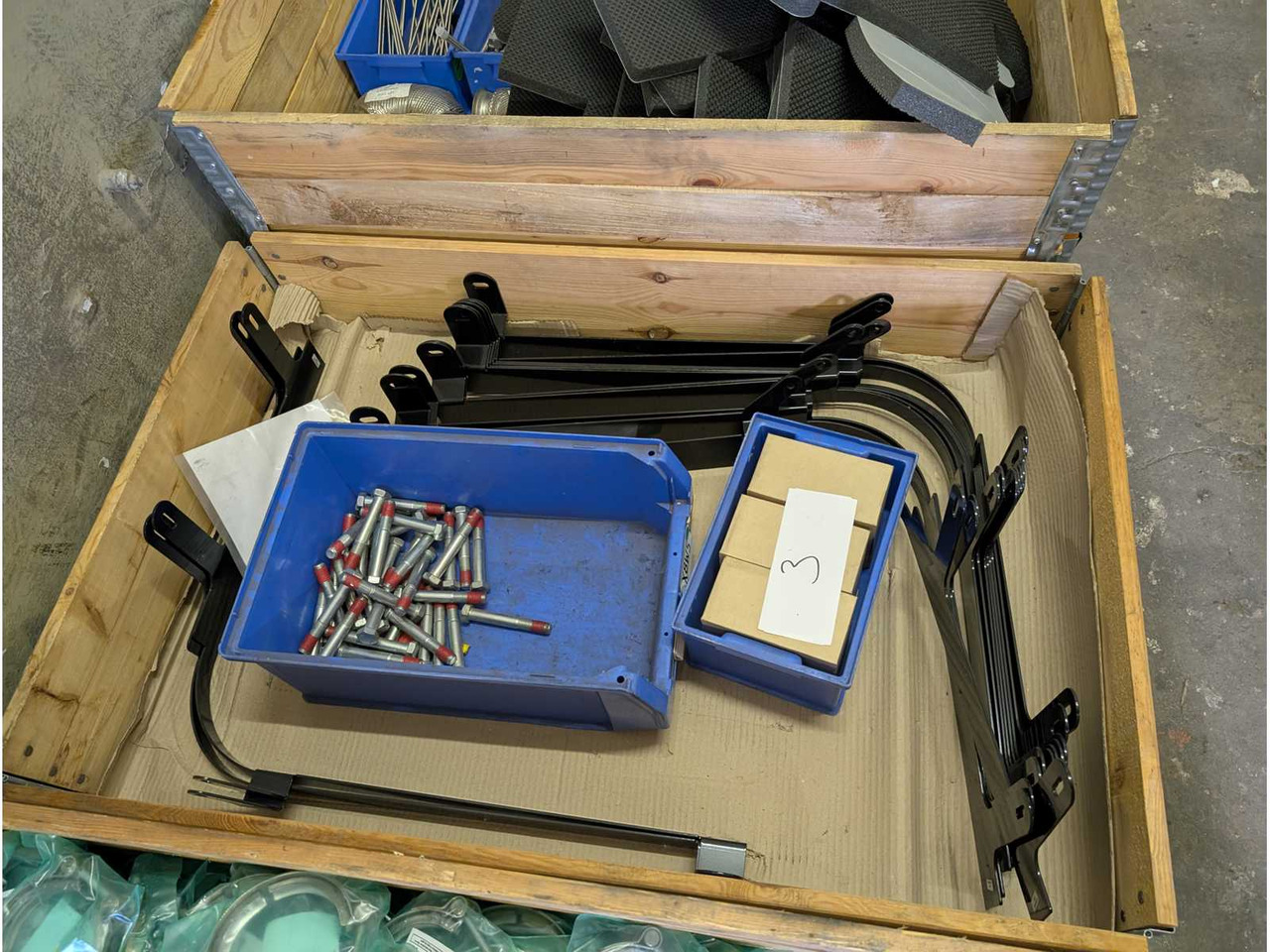 LOT OF PALLET 3 - CONTENTS AND QUANTITIES SEE PICTURES - INCL. PALLET AND FRAME - מחפר: תמונה 1 LOT OF PALLET 3 - CONTENTS AND QUANTITIES SEE PICTURES - INCL. PALLET AND FRAME - מחפר: תמונה 1