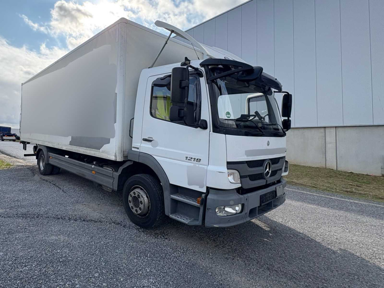 MERCEDES BENZ ATEGO 818 BOX TRUCK WITH TAIL LIFT - משאית: תמונה 2 MERCEDES BENZ ATEGO 818 BOX TRUCK WITH TAIL LIFT - משאית: תמונה 2