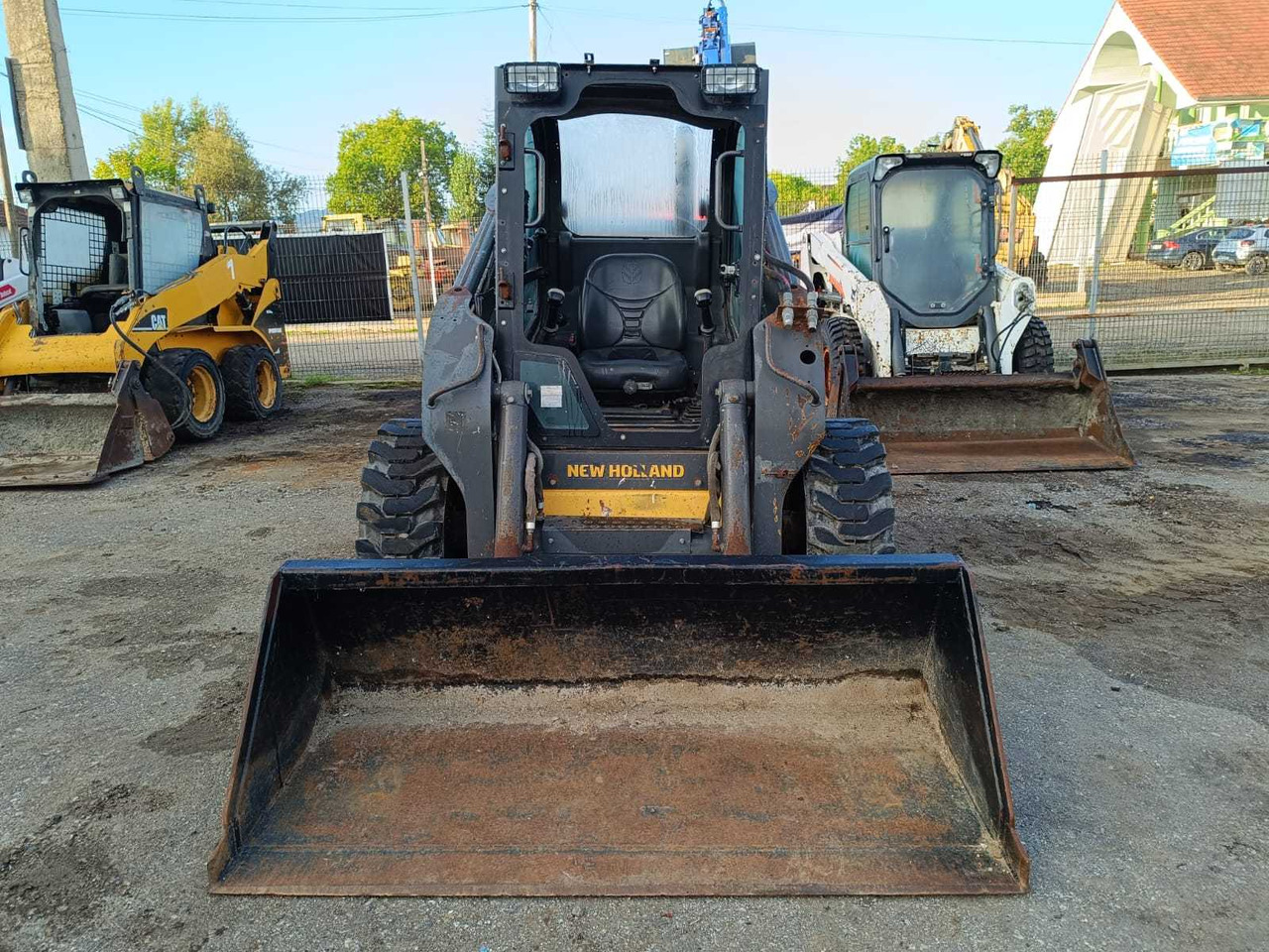 NEW HOLLAND - L225 - COMPACT LOADER - 2012 - מעמיס רצועות קומפקטי: תמונה 4 NEW HOLLAND - L225 - COMPACT LOADER - 2012 - מעמיס רצועות קומפקטי: תמונה 4