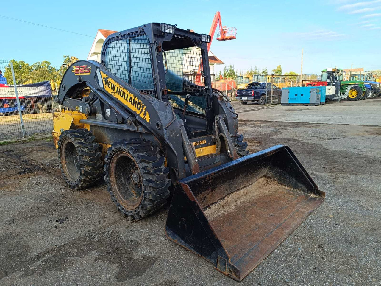 NEW HOLLAND - L225 - COMPACT LOADER - 2012 - מעמיס רצועות קומפקטי: תמונה 1 NEW HOLLAND - L225 - COMPACT LOADER - 2012 - מעמיס רצועות קומפקטי: תמונה 1
