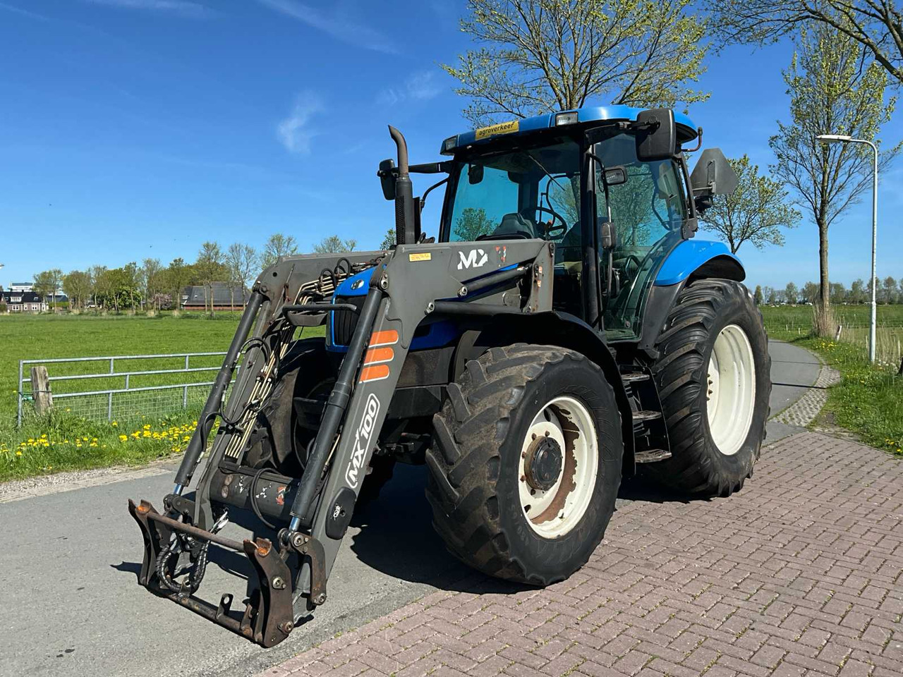New Holland TS100A - טרקטור חקלאי: תמונה 2 New Holland TS100A - טרקטור חקלאי: תמונה 2
