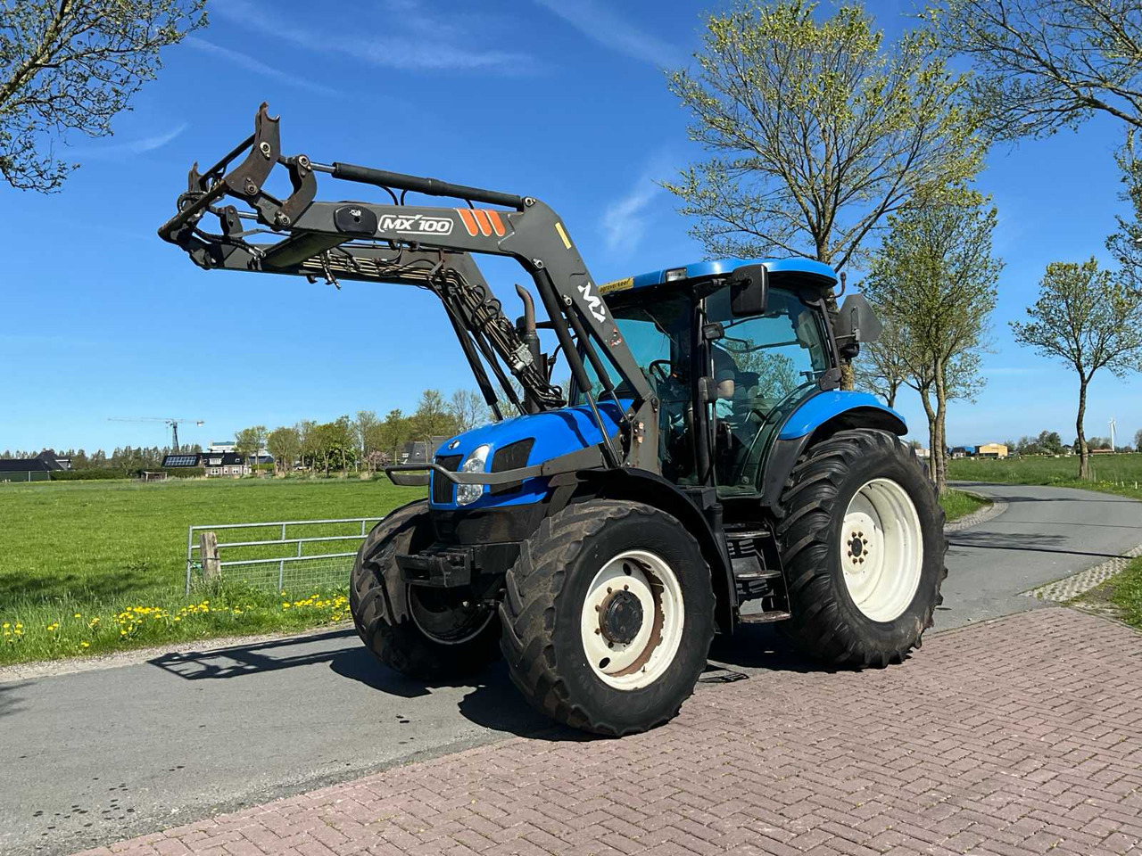 New Holland TS100A - טרקטור חקלאי: תמונה 1 New Holland TS100A - טרקטור חקלאי: תמונה 1