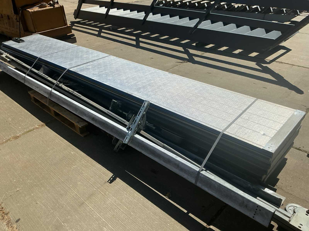 Overhead door - ציוד בנייה: תמונה 3 Overhead door - ציוד בנייה: תמונה 3