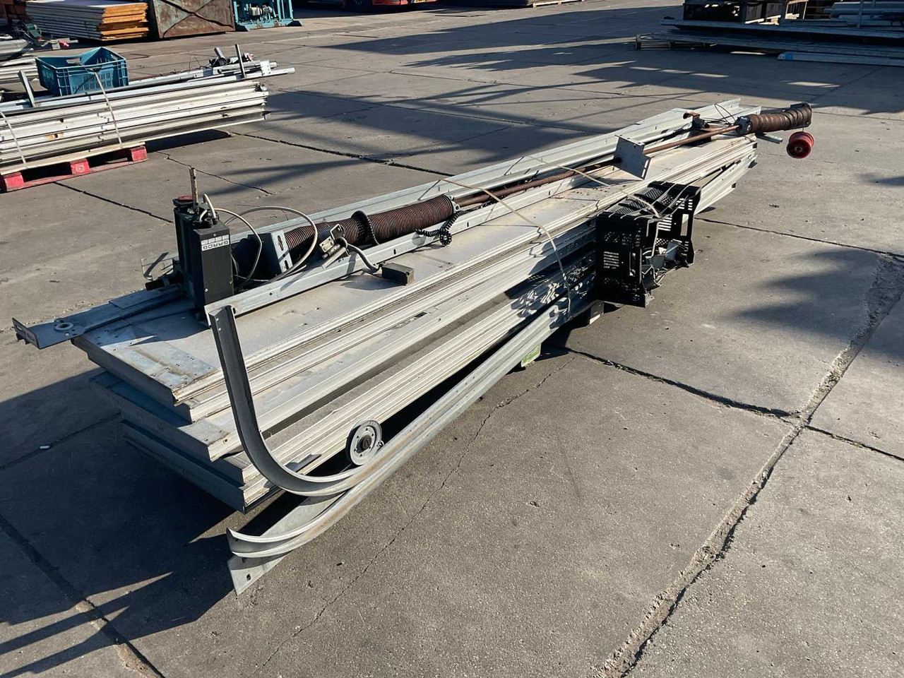 Overhead door - ציוד בנייה: תמונה 1 Overhead door - ציוד בנייה: תמונה 1