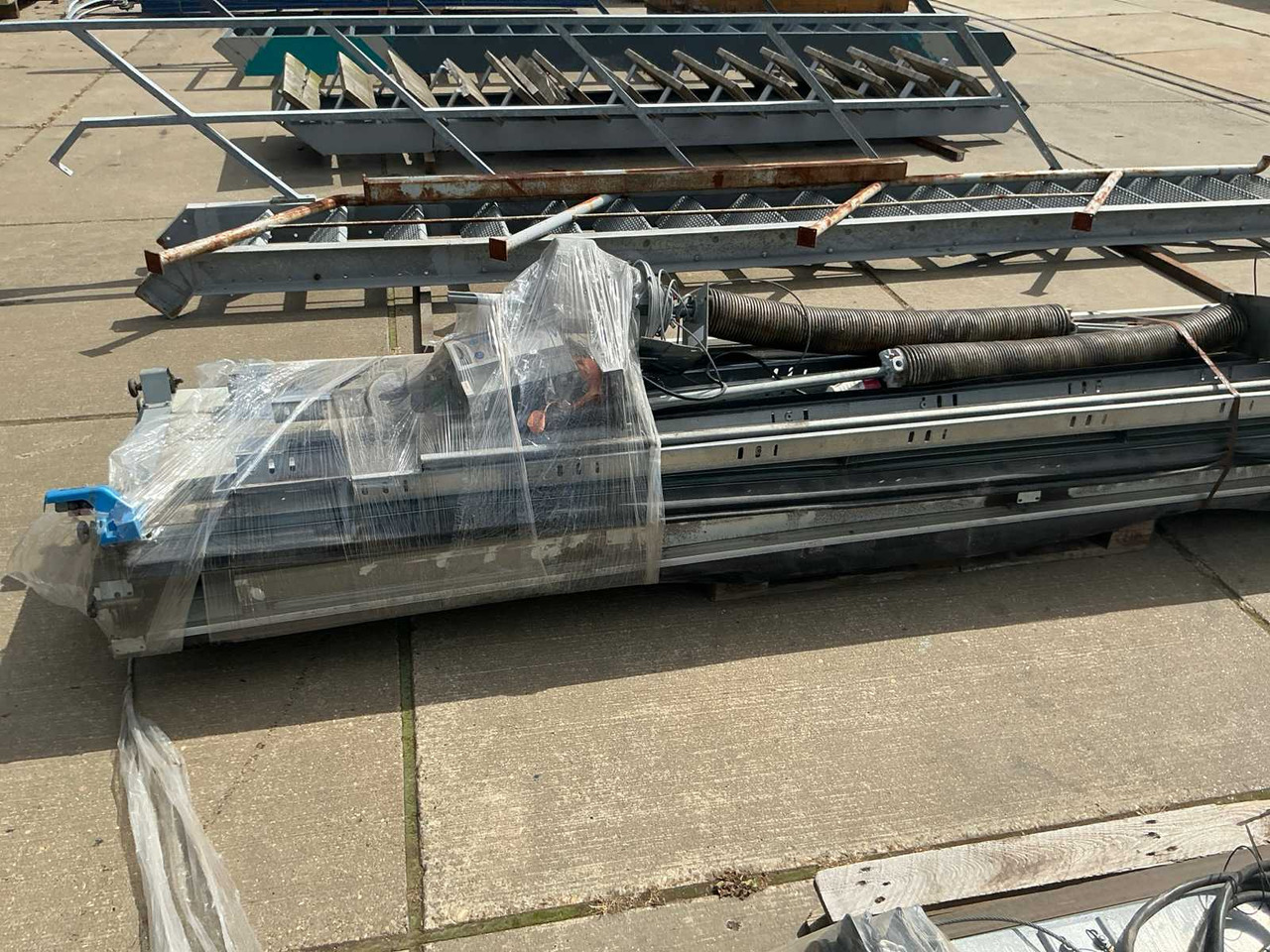 Overhead door - ציוד בנייה: תמונה 2 Overhead door - ציוד בנייה: תמונה 2