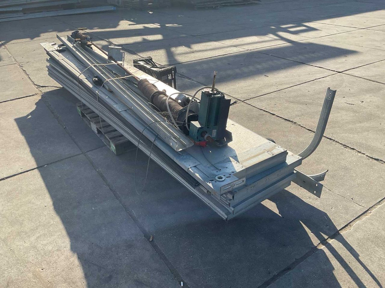 Overhead door - ציוד בנייה: תמונה 3 Overhead door - ציוד בנייה: תמונה 3