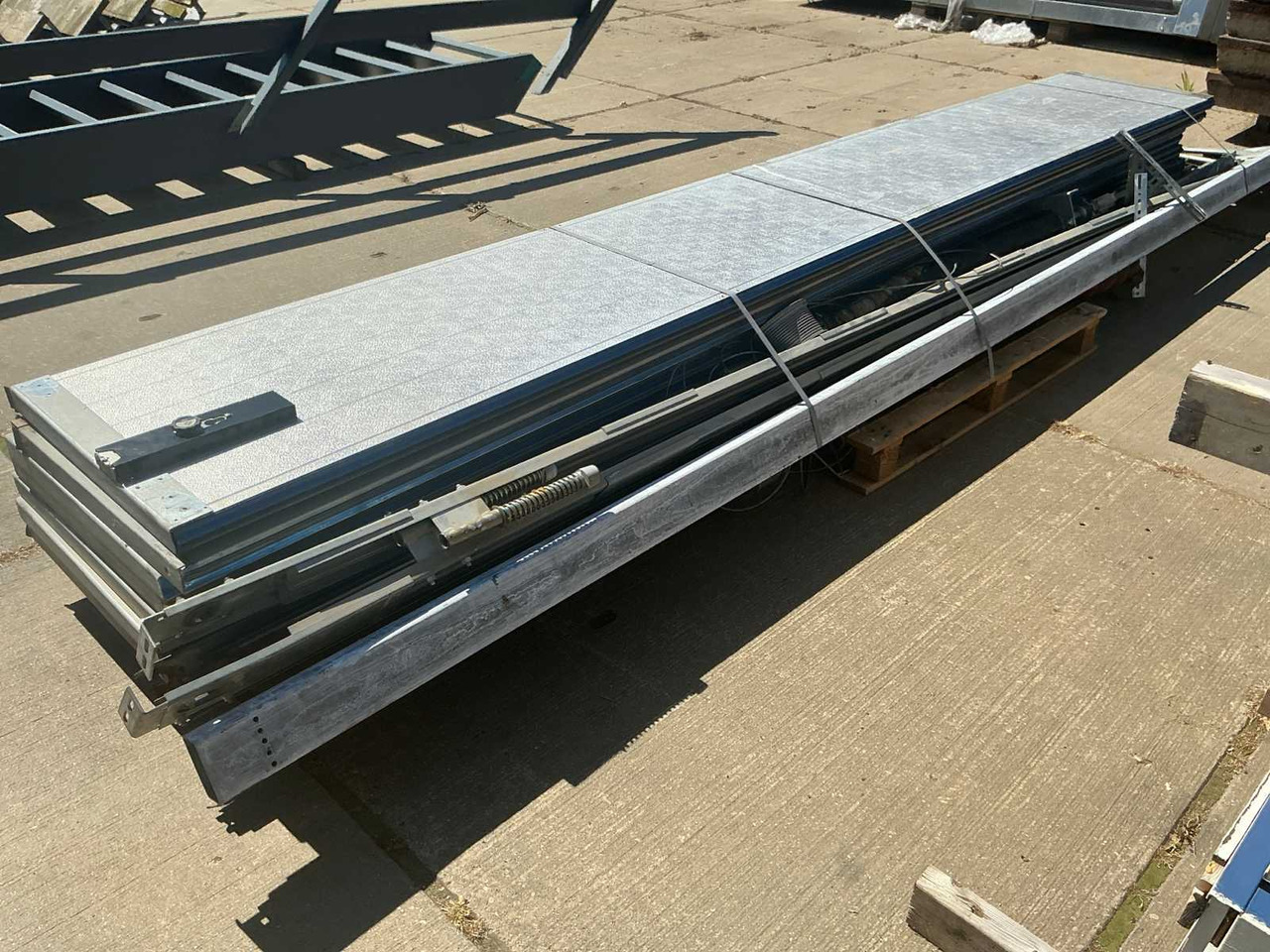 Overhead door - ציוד בנייה: תמונה 2 Overhead door - ציוד בנייה: תמונה 2