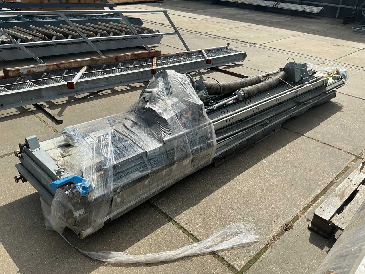 Overhead door - ציוד בנייה: תמונה 1 Overhead door - ציוד בנייה: תמונה 1