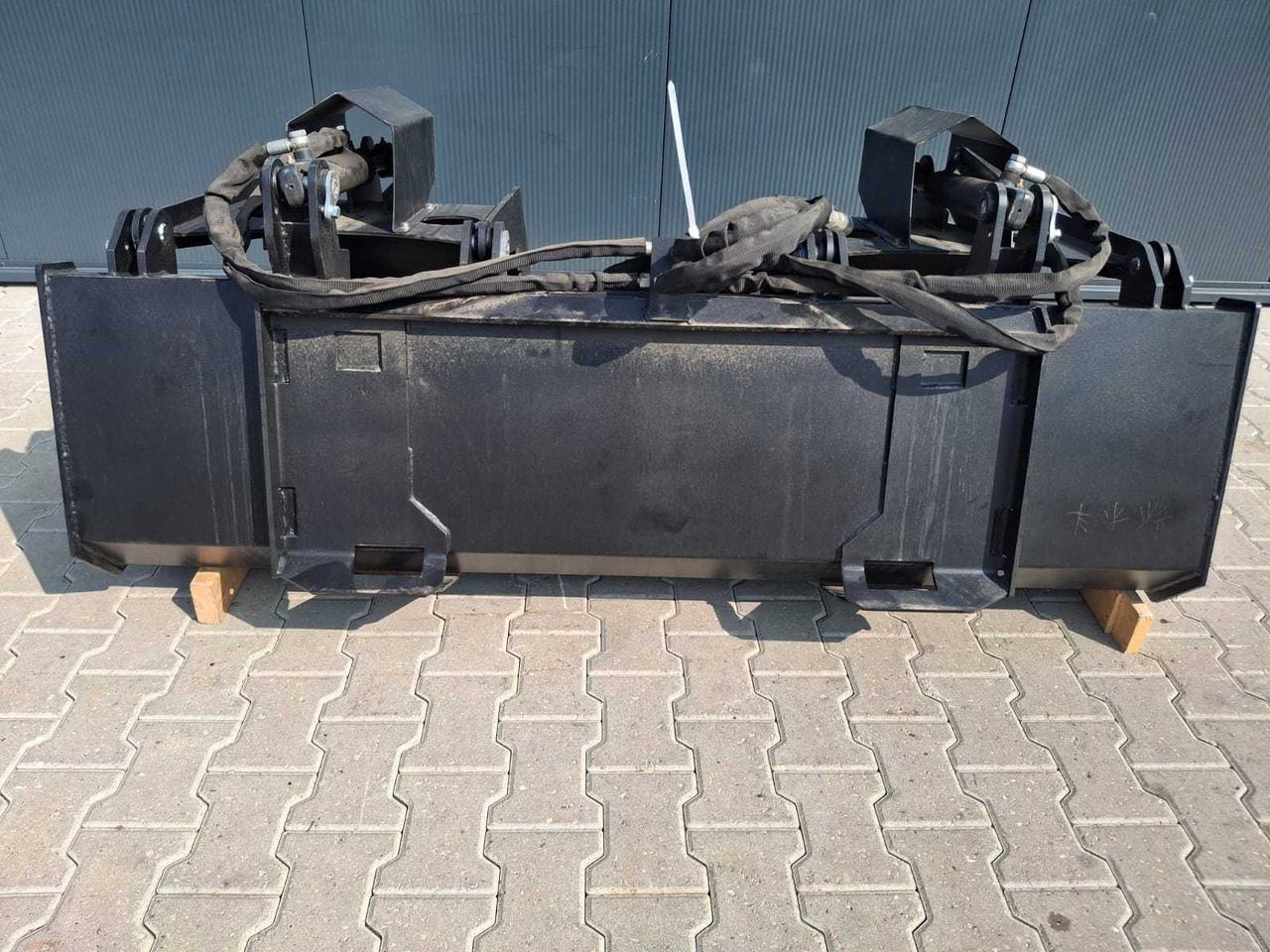 Rhino-cross 72 inch grapple Bucket - ציוד עיבוד קרקע: תמונה 4 Rhino-cross 72 inch grapple Bucket - ציוד עיבוד קרקע: תמונה 4