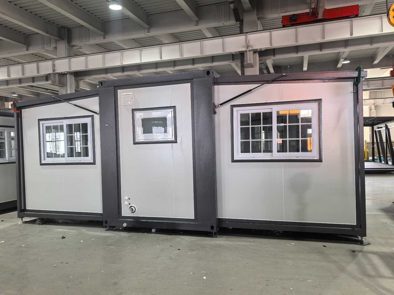 Stahlworks Deluxe (19ft*13ft) - מכולת בנייה: תמונה 2 Stahlworks Deluxe (19ft*13ft) - מכולת בנייה: תמונה 2