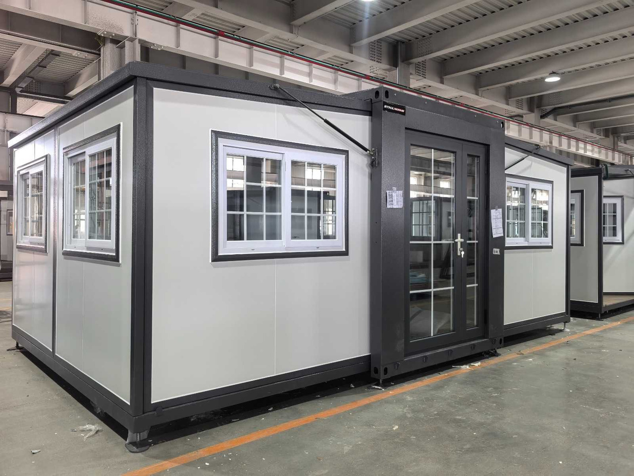 Stahlworks Deluxe (19ft*13ft) - מכולת בנייה: תמונה 1 Stahlworks Deluxe (19ft*13ft) - מכולת בנייה: תמונה 1