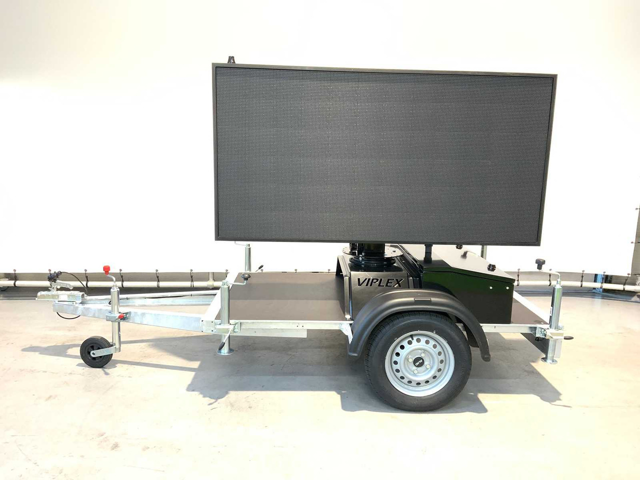 Viplex tekstkar P8 ledscherm op aanhangwagen - מכונות אחרות: תמונה 2 Viplex tekstkar P8 ledscherm op aanhangwagen - מכונות אחרות: תמונה 2