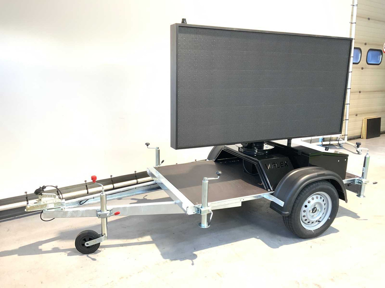 Viplex tekstkar P8 ledscherm op aanhangwagen - מכונות אחרות: תמונה 1 Viplex tekstkar P8 ledscherm op aanhangwagen - מכונות אחרות: תמונה 1