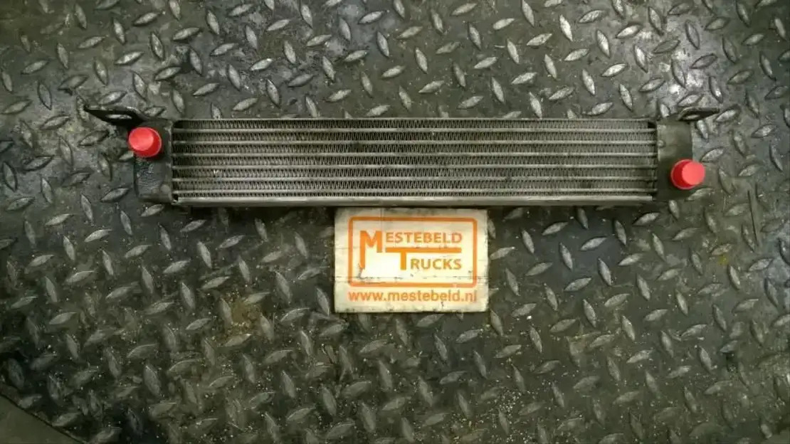 Mercedes-Benz Motoroliekoeler Econic - מנוע וחלקים עבור משאית: תמונה 1 Mercedes-Benz Motoroliekoeler Econic - מנוע וחלקים עבור משאית: תמונה 1