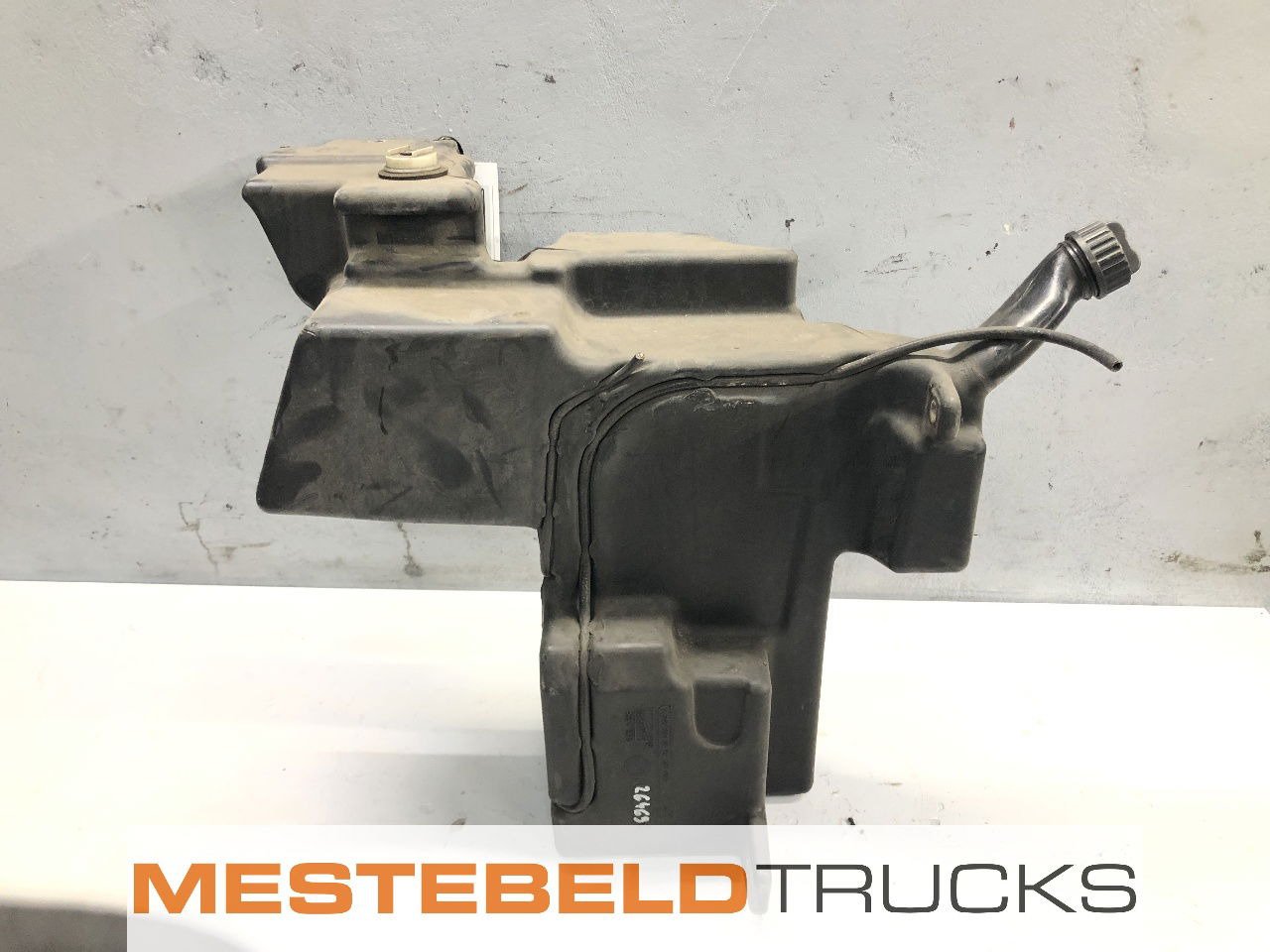 Mercedes-Benz Ruitensproeiertank - תא ופנים הרכב עבור משאית: תמונה 1 Mercedes-Benz Ruitensproeiertank - תא ופנים הרכב עבור משאית: תמונה 1