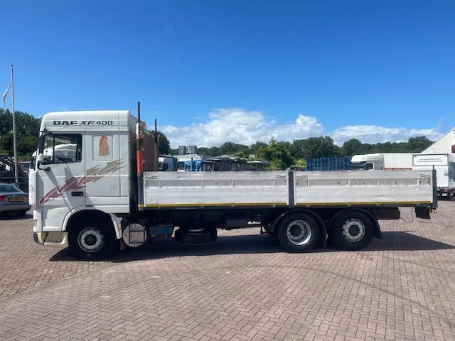 DAF XF 95 8 Tires (6x2) euro 2 - משאית צד נופל/ שטוחה: תמונה 4 DAF XF 95 8 Tires (6x2) euro 2 - משאית צד נופל/ שטוחה: תמונה 4