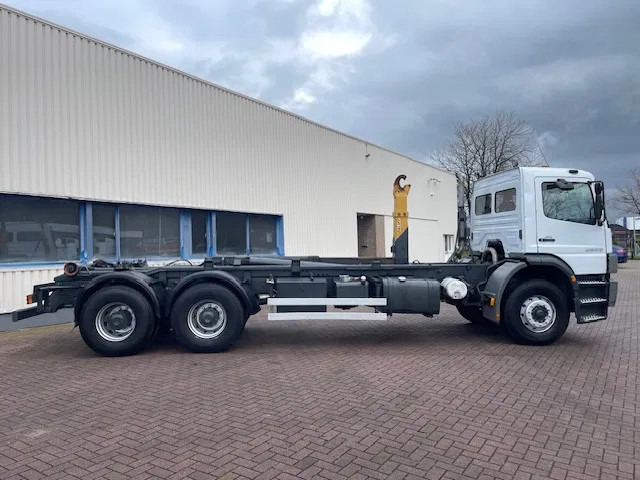 Mercedes-Benz Atego 2628 6x4 Manual gear Full steel suspension - משאית עם שלדת תא: תמונה 3 Mercedes-Benz Atego 2628 6x4 Manual gear Full steel suspension - משאית עם שלדת תא: תמונה 3