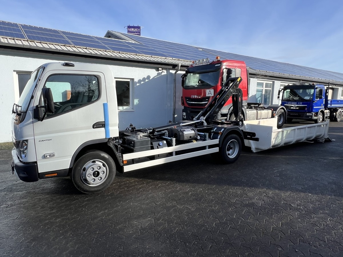 FUSO Canter FUSO 7C18 City Abrollkipper Miete - משאית הרמת וו: תמונה 3 FUSO Canter FUSO 7C18 City Abrollkipper Miete - משאית הרמת וו: תמונה 3