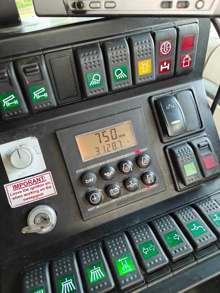 Brock SL280/2 MB Actros 1833 - מטאטא כבישים: תמונה 5 Brock SL280/2 MB Actros 1833 - מטאטא כבישים: תמונה 5