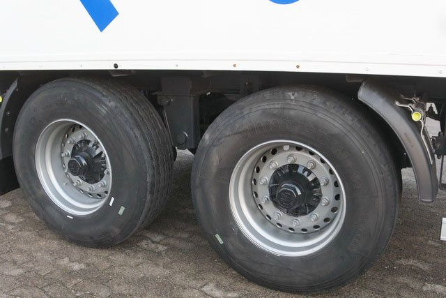 Sommer 2-Achser, elektr. Rolltor, BPW, 11.000mm lang - סמיטריילר בתיבה סגורה: תמונה 4 Sommer 2-Achser, elektr. Rolltor, BPW, 11.000mm lang - סמיטריילר בתיבה סגורה: תמונה 4