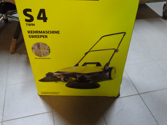Balayeuse mécanique KARCHER S 4 Twin - מטאטא תעשייתי: תמונה 1 Balayeuse mécanique KARCHER S 4 Twin - מטאטא תעשייתי: תמונה 1