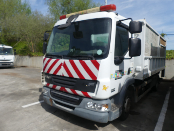REF:15336 - Camion benne avec hayon DAF FA-LF45 (45.160) (2010-145.720 km) - מזהיר: תמונה 1 REF:15336 - Camion benne avec hayon DAF FA-LF45 (45.160) (2010-145.720 km) - מזהיר: תמונה 1