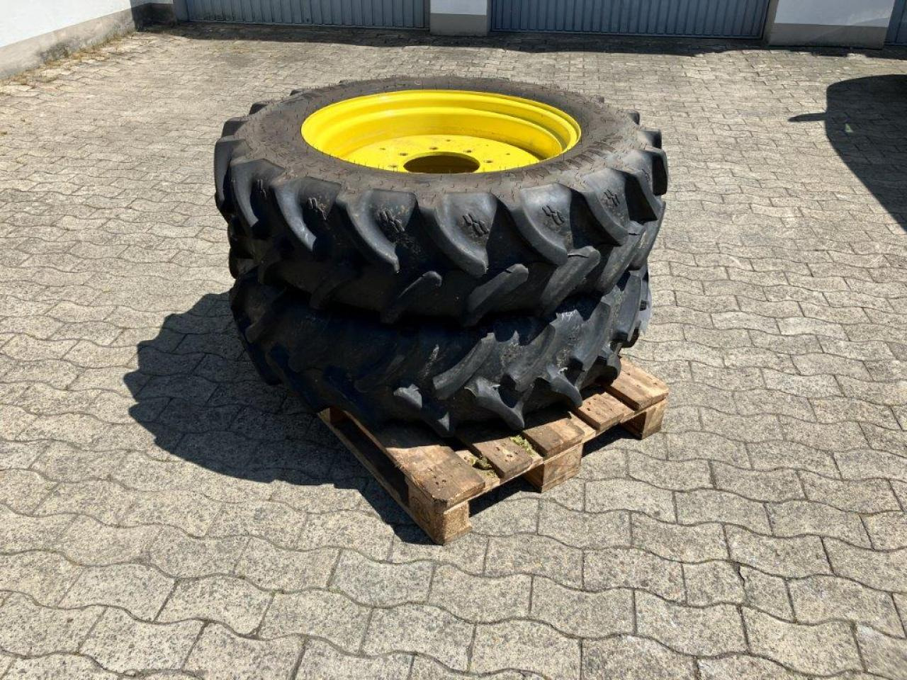 Alliance 320/85R28 - צמיג עבור מכונה חקלאית: תמונה 1 Alliance 320/85R28 - צמיג עבור מכונה חקלאית: תמונה 1