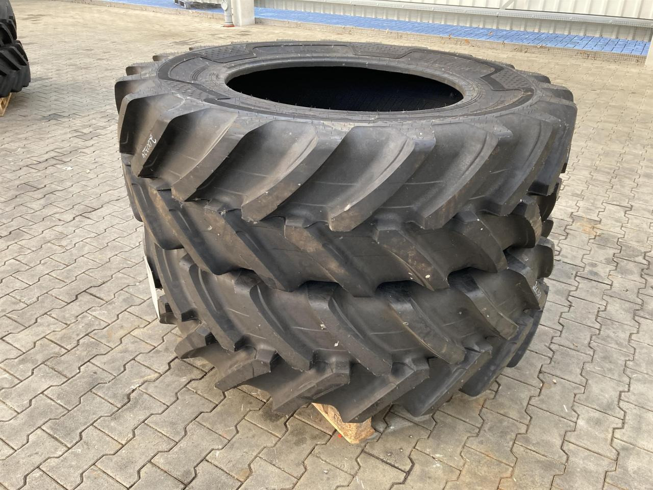 Alliance 460/85R34 - צמיג עבור מכונה חקלאית: תמונה 1 Alliance 460/85R34 - צמיג עבור מכונה חקלאית: תמונה 1