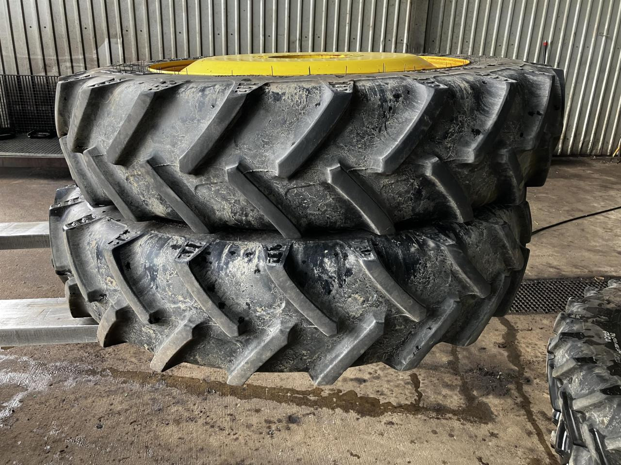 BKT 270/95R32 - צמיג עבור מכונה חקלאית: תמונה 1 BKT 270/95R32 - צמיג עבור מכונה חקלאית: תמונה 1