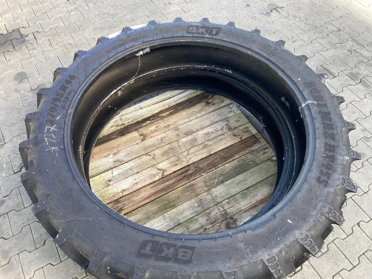 BKT 270/95R46 - צמיג עבור מכונה חקלאית: תמונה 2 BKT 270/95R46 - צמיג עבור מכונה חקלאית: תמונה 2