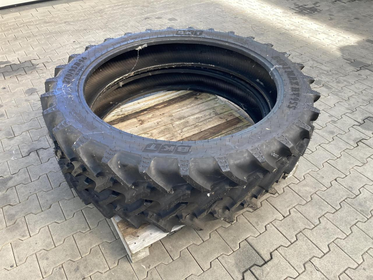 BKT 270/95R46 - צמיג עבור מכונה חקלאית: תמונה 1 BKT 270/95R46 - צמיג עבור מכונה חקלאית: תמונה 1