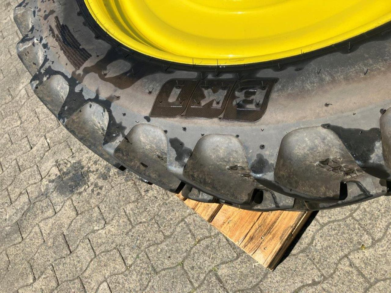 BKT 320/90R42 - צמיג עבור מכונה חקלאית: תמונה 3 BKT 320/90R42 - צמיג עבור מכונה חקלאית: תמונה 3