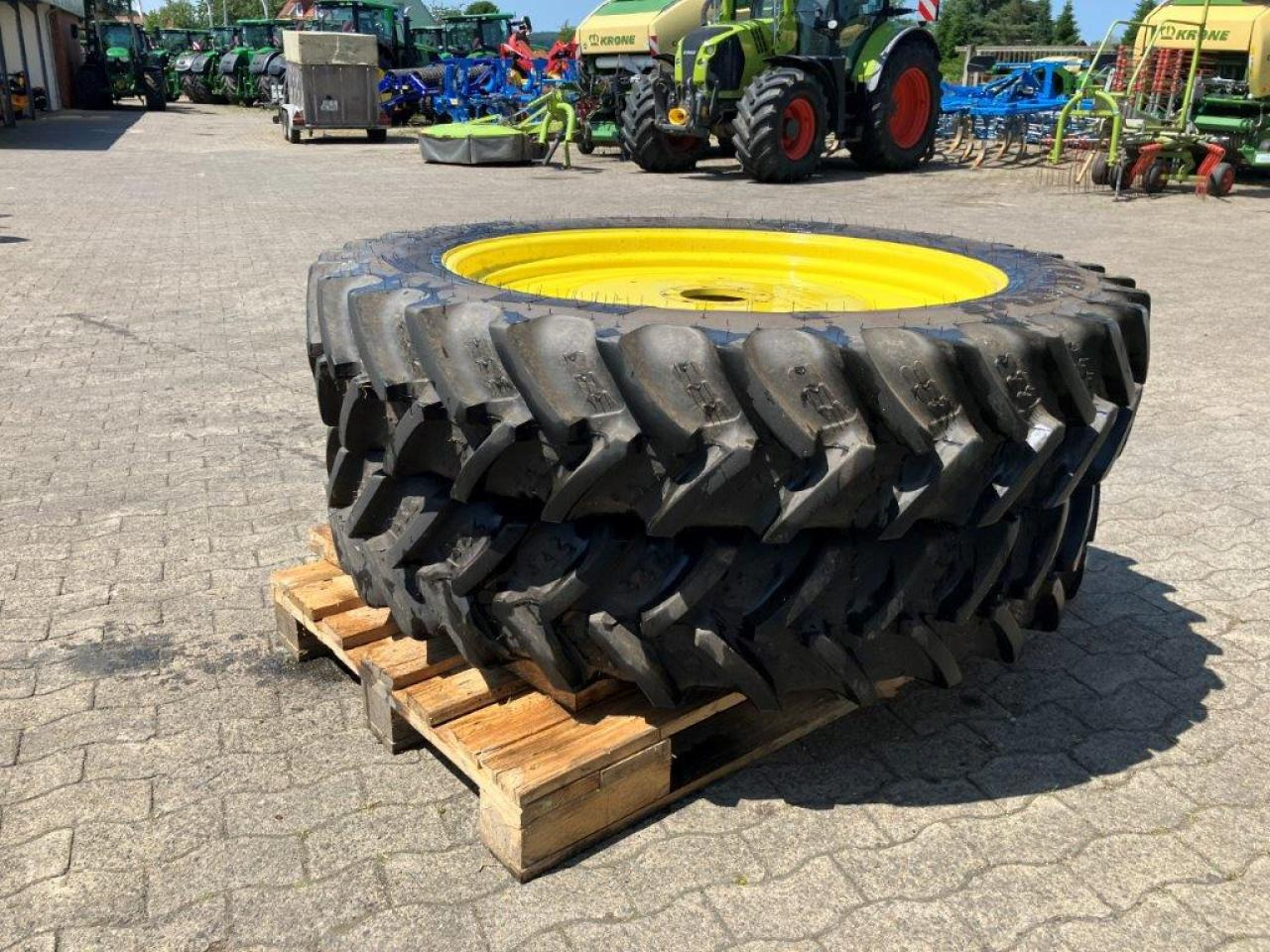BKT 320/90R42 - צמיג עבור מכונה חקלאית: תמונה 2 BKT 320/90R42 - צמיג עבור מכונה חקלאית: תמונה 2