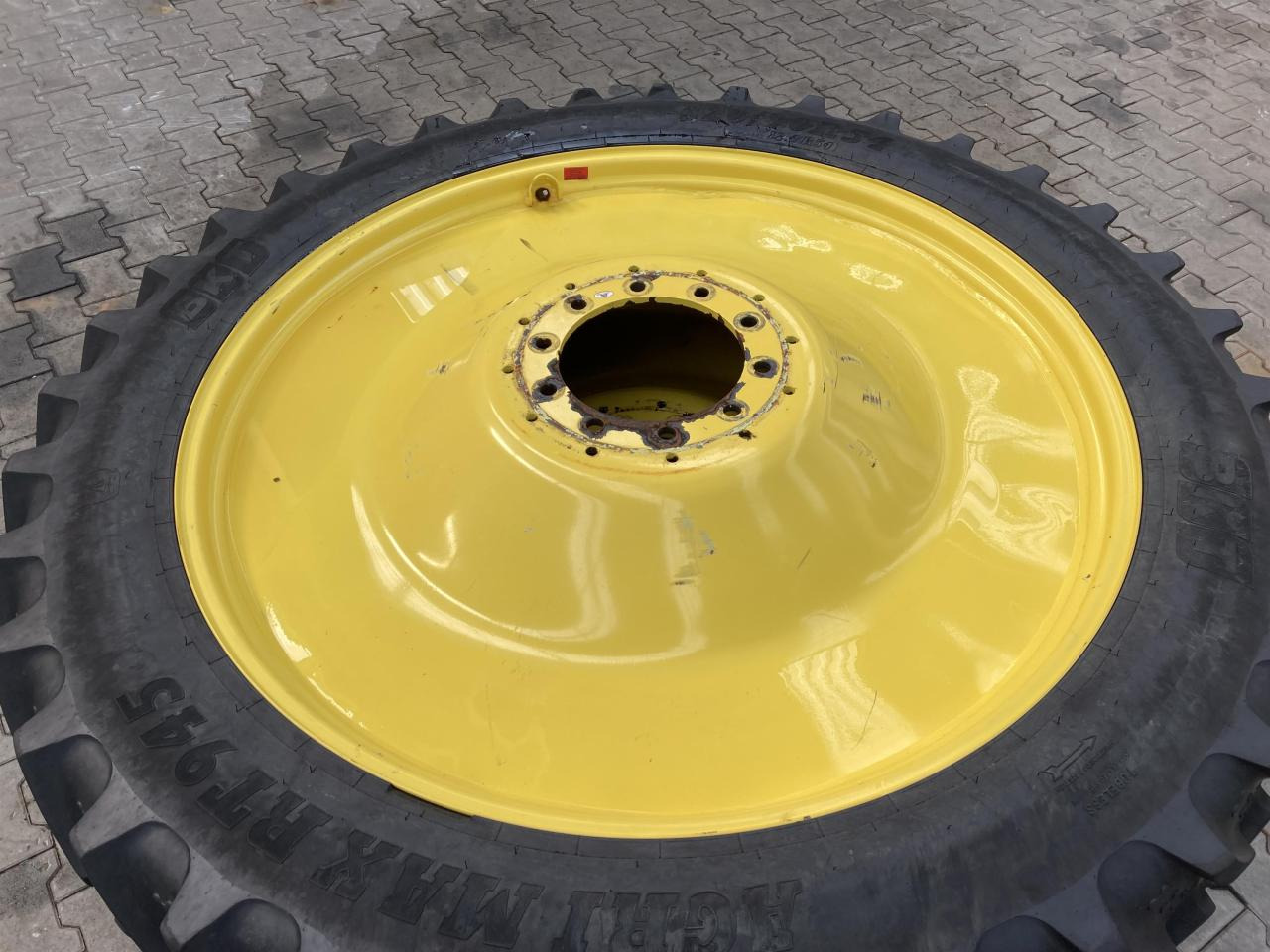 BKT 320/90R54 - צמיג עבור מכונה חקלאית: תמונה 2 BKT 320/90R54 - צמיג עבור מכונה חקלאית: תמונה 2