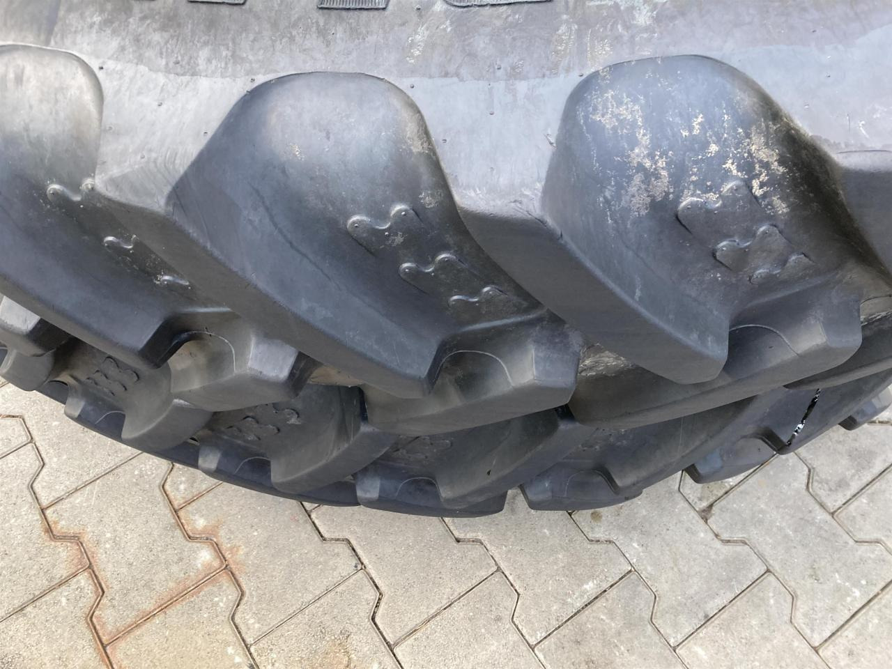 BKT 320/90R54 - צמיג עבור מכונה חקלאית: תמונה 3 BKT 320/90R54 - צמיג עבור מכונה חקלאית: תמונה 3