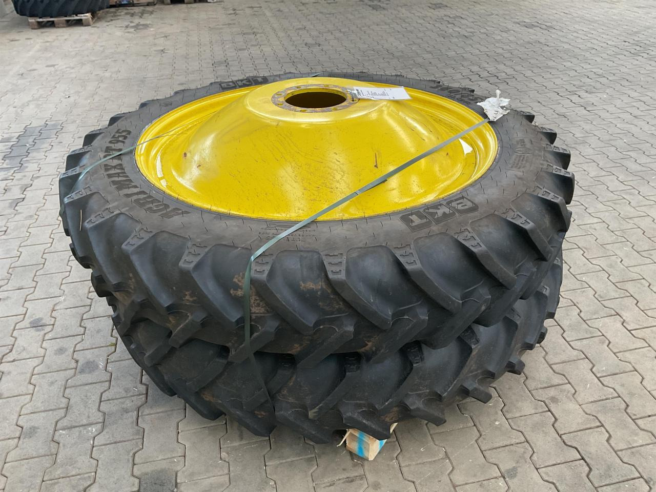 BKT 340/85R48 - צמיג עבור מכונה חקלאית: תמונה 1 BKT 340/85R48 - צמיג עבור מכונה חקלאית: תמונה 1