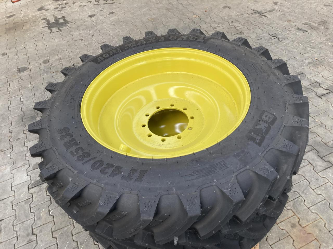 BKT 420/85R38 - צמיג עבור מכונה חקלאית: תמונה 3 BKT 420/85R38 - צמיג עבור מכונה חקלאית: תמונה 3