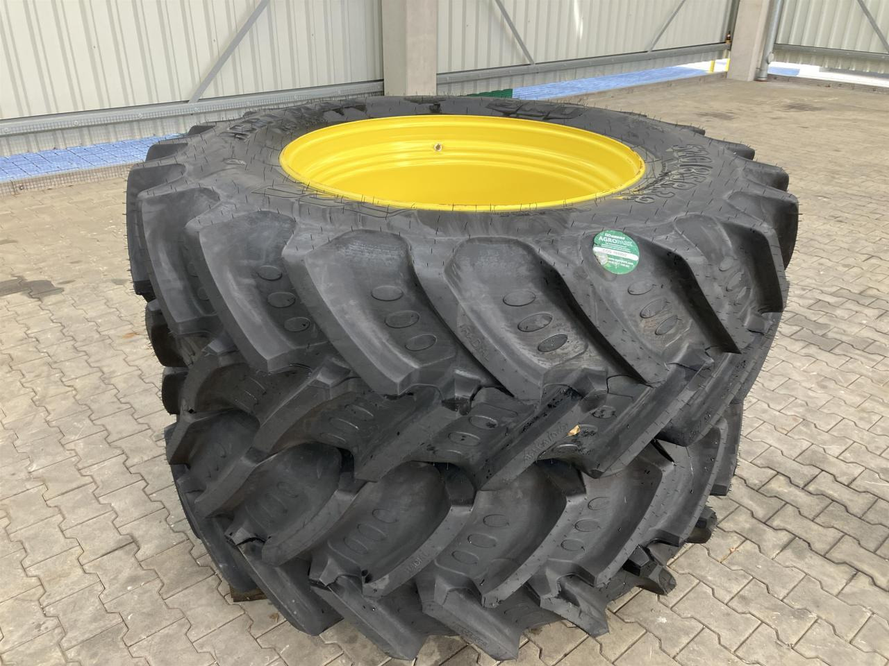 BKT 520/85R38 - צמיג עבור מכונה חקלאית: תמונה 1 BKT 520/85R38 - צמיג עבור מכונה חקלאית: תמונה 1