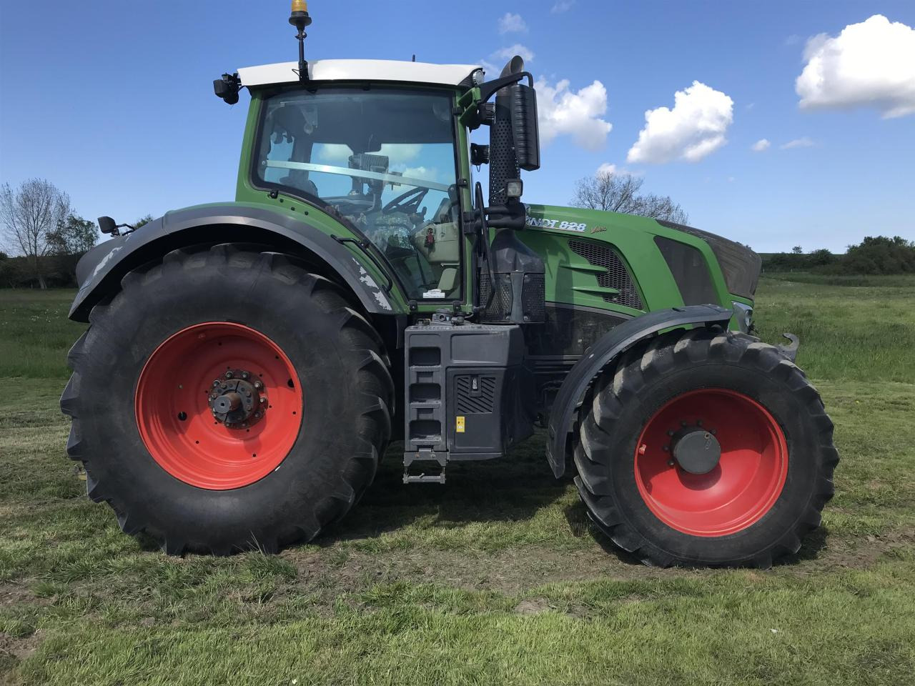 Fendt 828 Vario - טרקטור חקלאי: תמונה 2 Fendt 828 Vario - טרקטור חקלאי: תמונה 2
